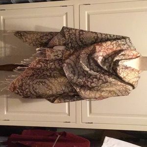 BRAND NEW DELIGHTFULLY SOFT ACRYLIC PATTERNED LONG SHAWL